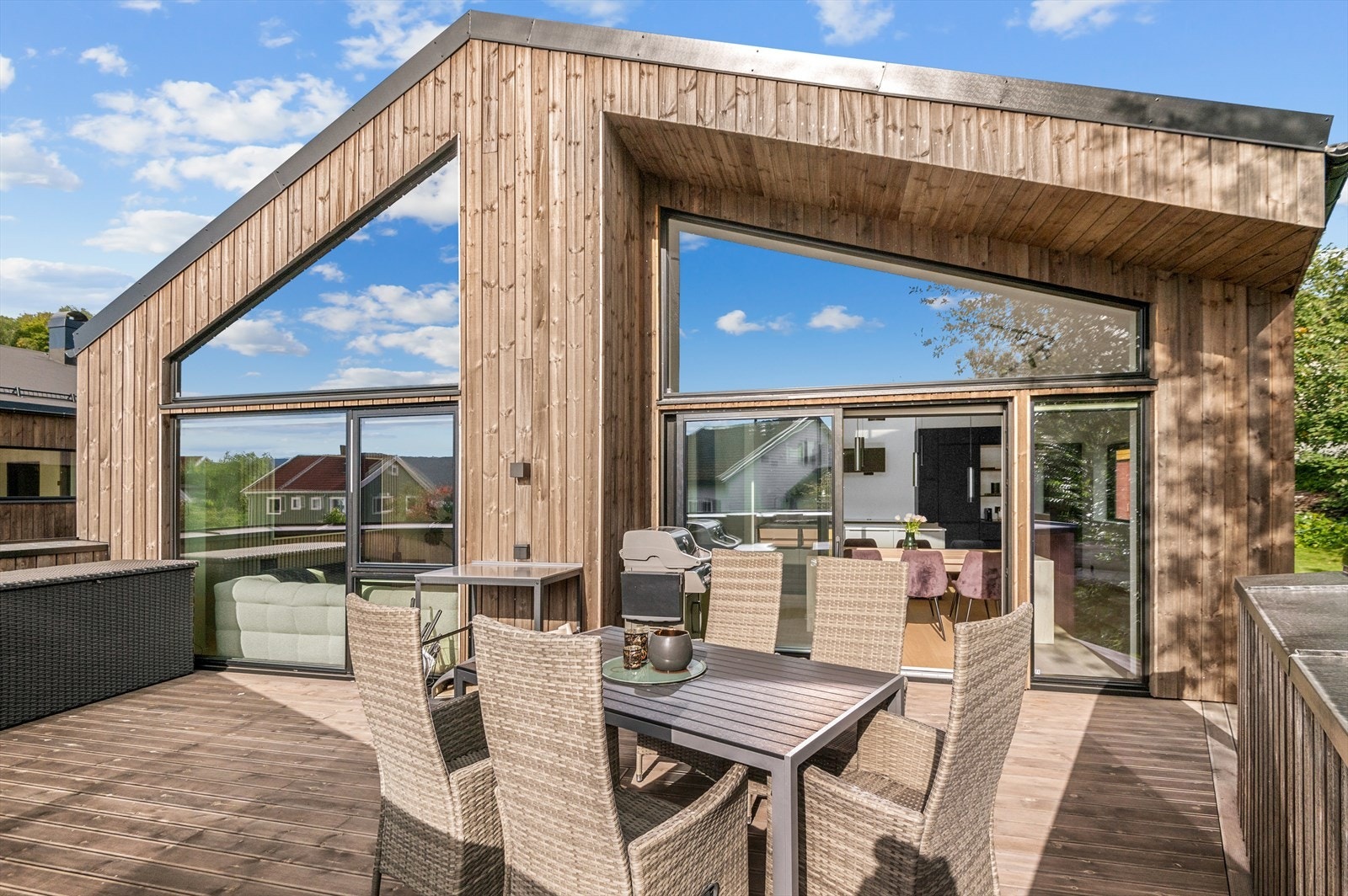Terrassen er på 25m² og ligger sørvest-vendt. Her får du fine solforhold. Alle vinduer og verandadører er levert i sort farge fra Lillerønning Snekkerfabrikk AS Galleribilde