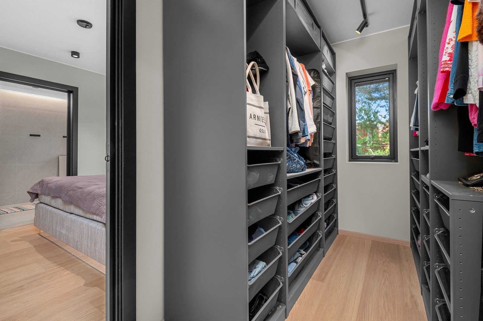 Her får du et walk-in closet på 7m² med rikelig av plass til oppbevaring Galleribilde