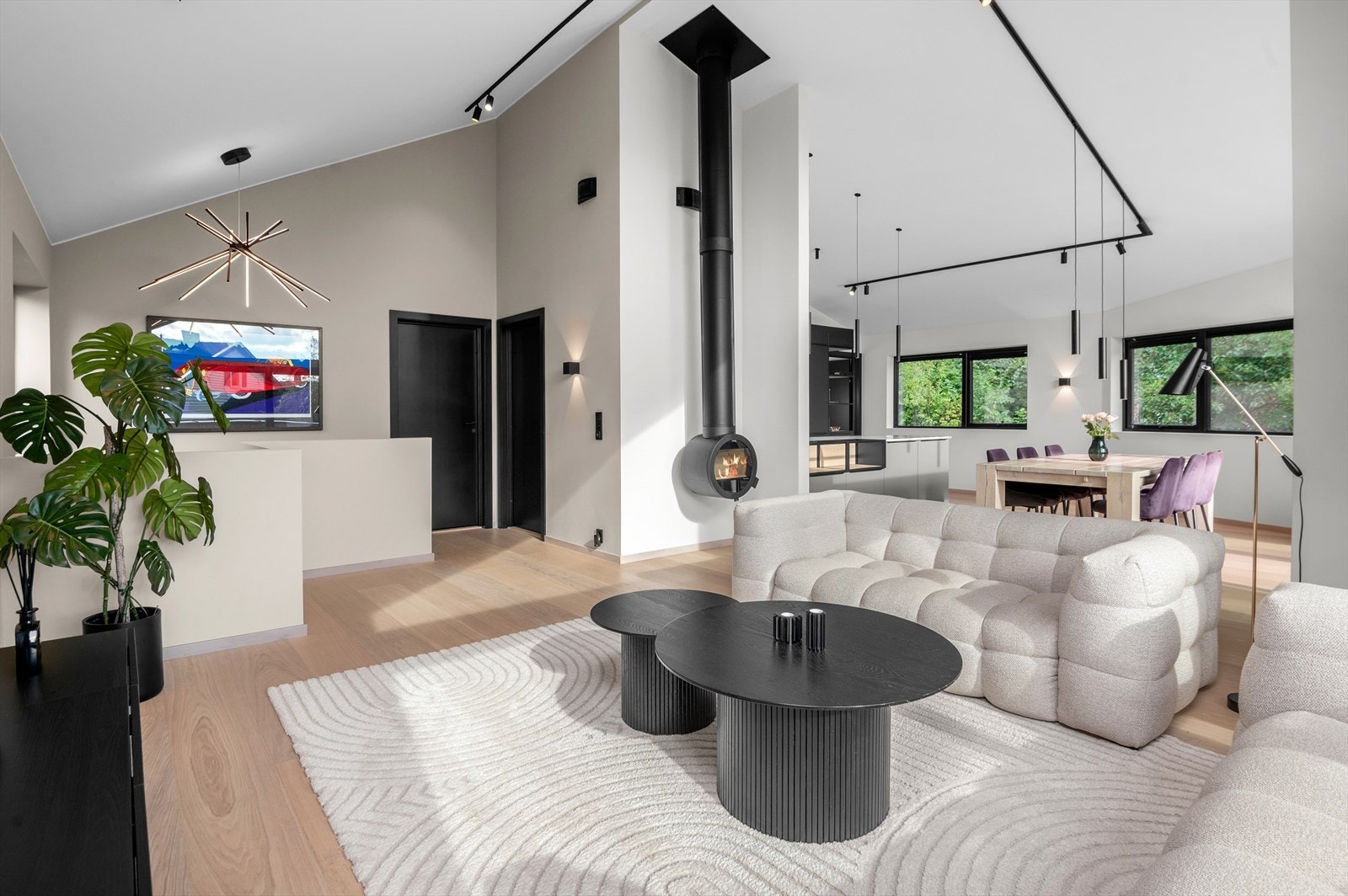 Boligen har gjennomgående Bjelin Bosarp hybridgulv med tilpassede gulvlister Galleribilde