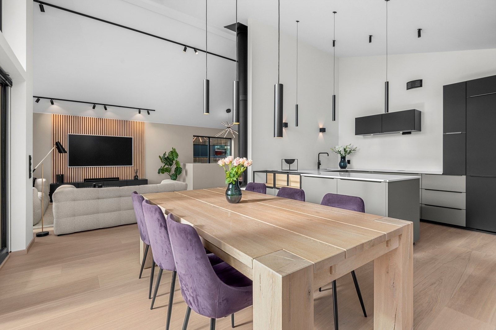 Alle armaturer, takdusjer og batterier er levert i matt sort Galleribilde