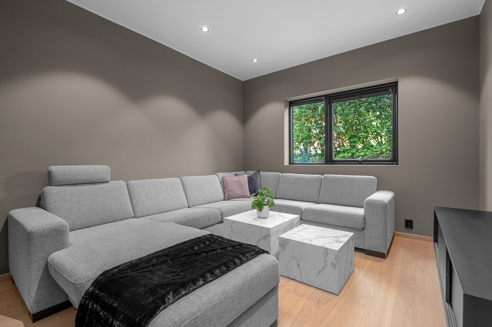 Delen brukt som utleie er i følge takstmann ca. 31m² og holder en meget pen standard Galleribilde