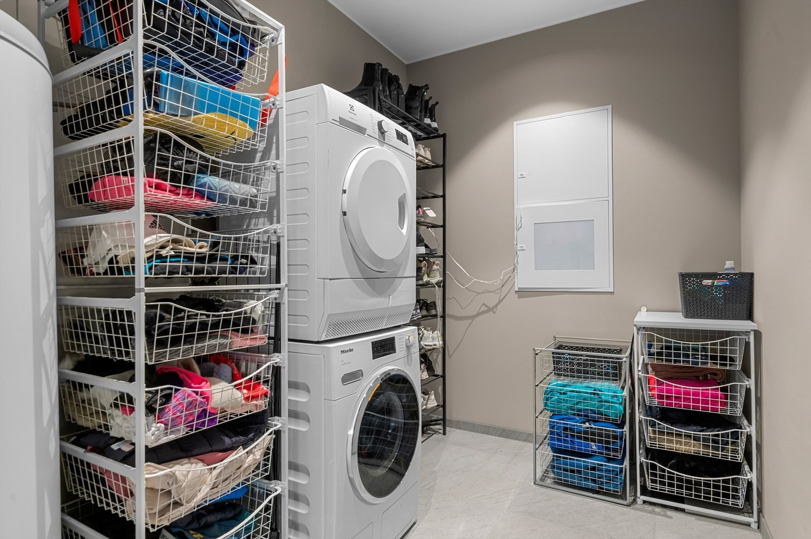 Vaskerommet er på 6m² og byr på gulvvarme. Her er det innredet med opplegg for vaskemaskin, varmtvannstank, sikringsskap og rørfordelerskap. Galleribilde