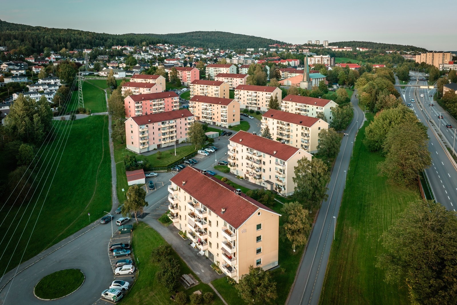 Kun noen få minutters gåtur, så står du omringet av høye trær og frisk lyng i skogen! Populært for småbarnsfamilier å ake fra Gresenkleiva og neders i Traverveien. Galleribilde
