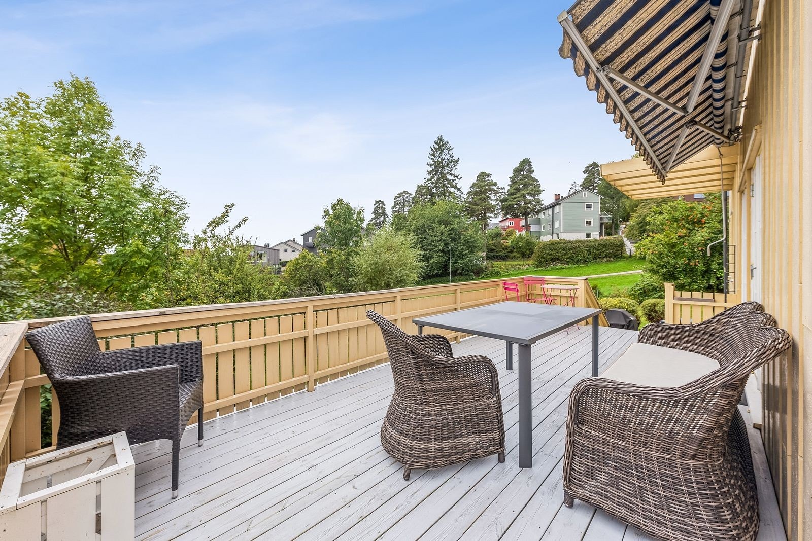 Solrik terrasse med tilknytting til stor hage. Galleribilde