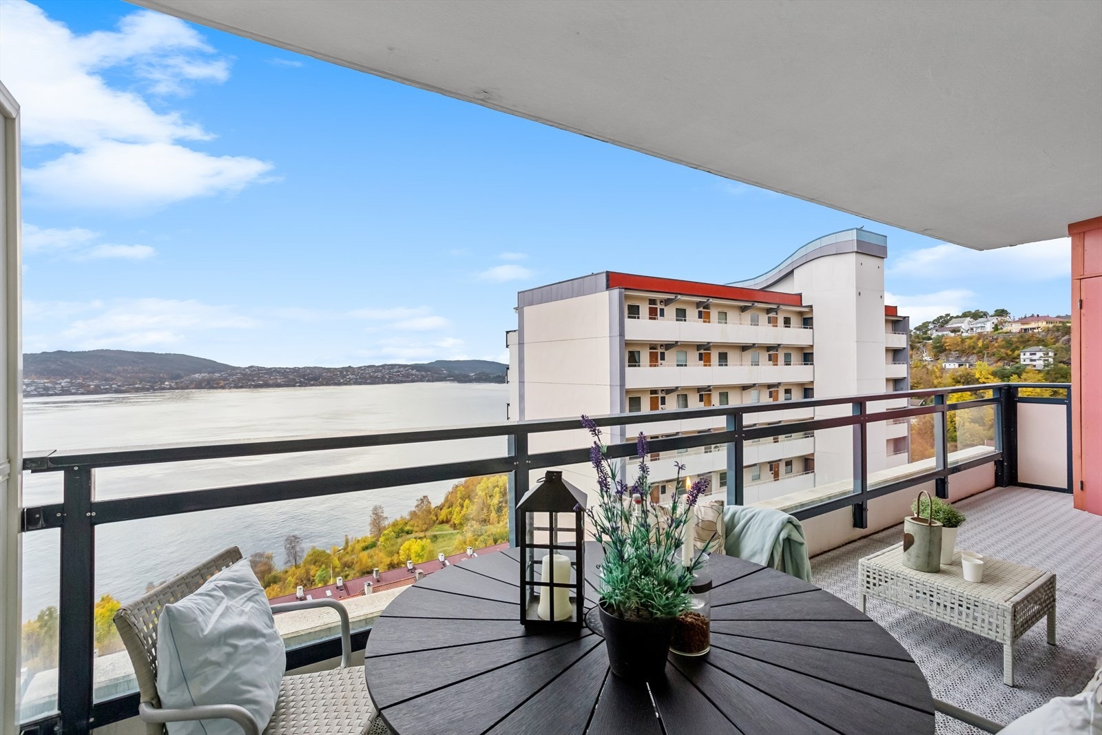 Nydelige solnedganger året rundt kan nytes på egen altan. Galleribilde