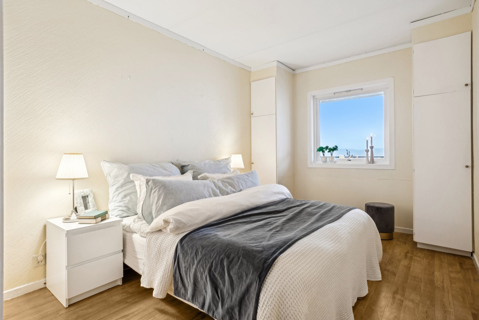 Romslig soverom med innfelte skap Galleribilde