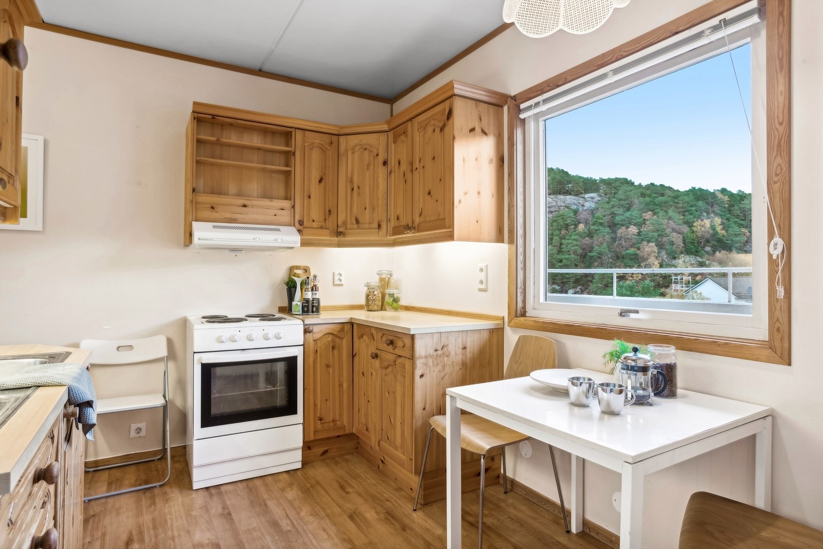 Kjøkken med spiseplass ved vindu Galleribilde