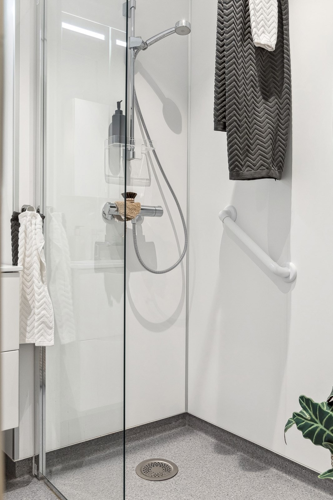 Nytt og pent baderom med varmekabler i gulv Galleribilde