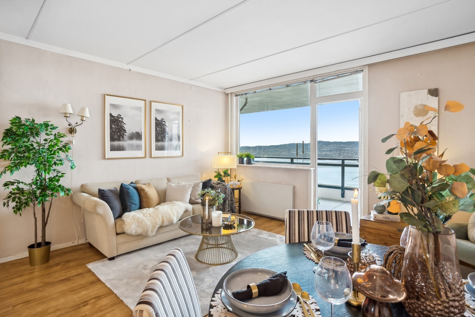 Flott stue med utgang til vestvendt og solrik altan med nydelig utsikt Galleribilde