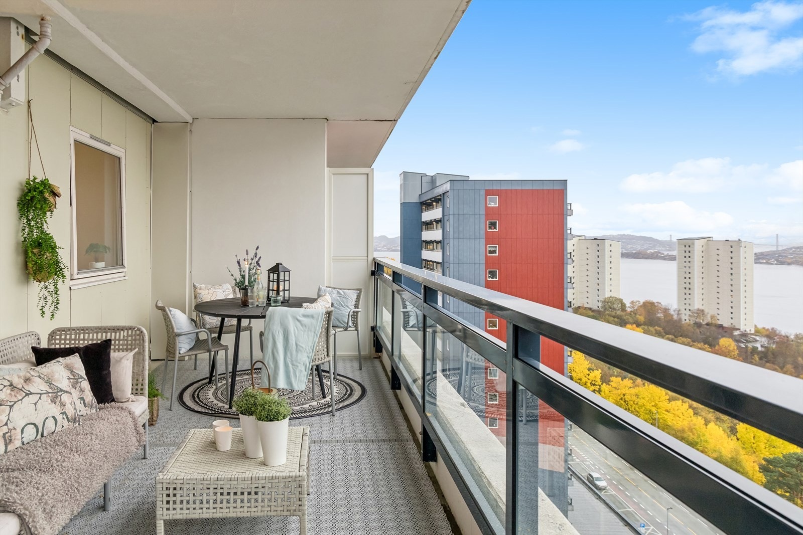 Stor og romslig altan, med liten bod og herlig utsikt! Galleribilde