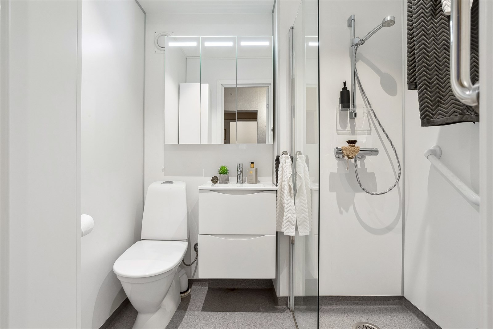 Meget pent og nytt baderom/wc (fullstendig nyoppusset i 2024) Galleribilde