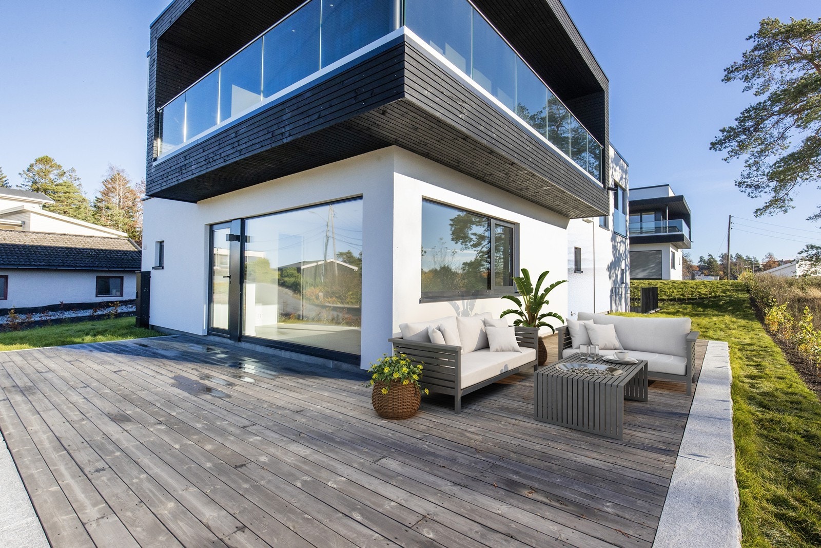 Stor treterrasse med granittmur (møblert foto/visualisering) Galleribilde