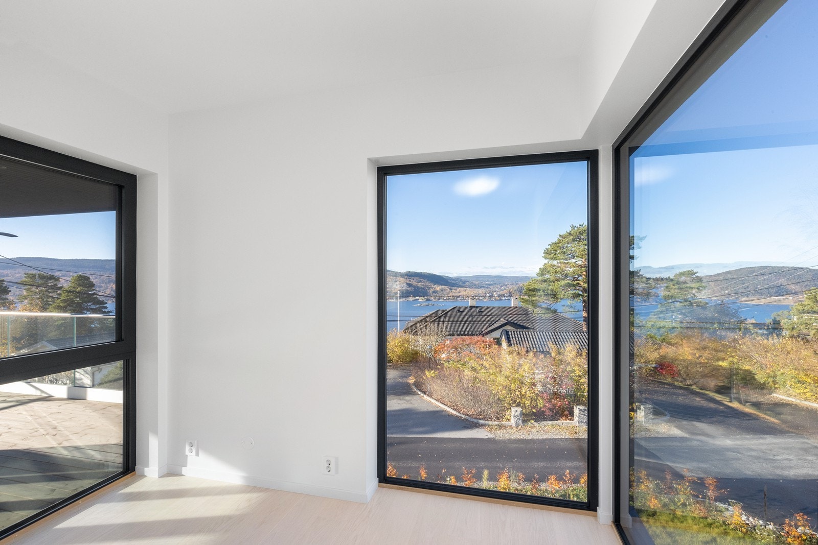 De store vindusflatene i spisesonen ivaretar den fine fjordutsikten. Galleribilde