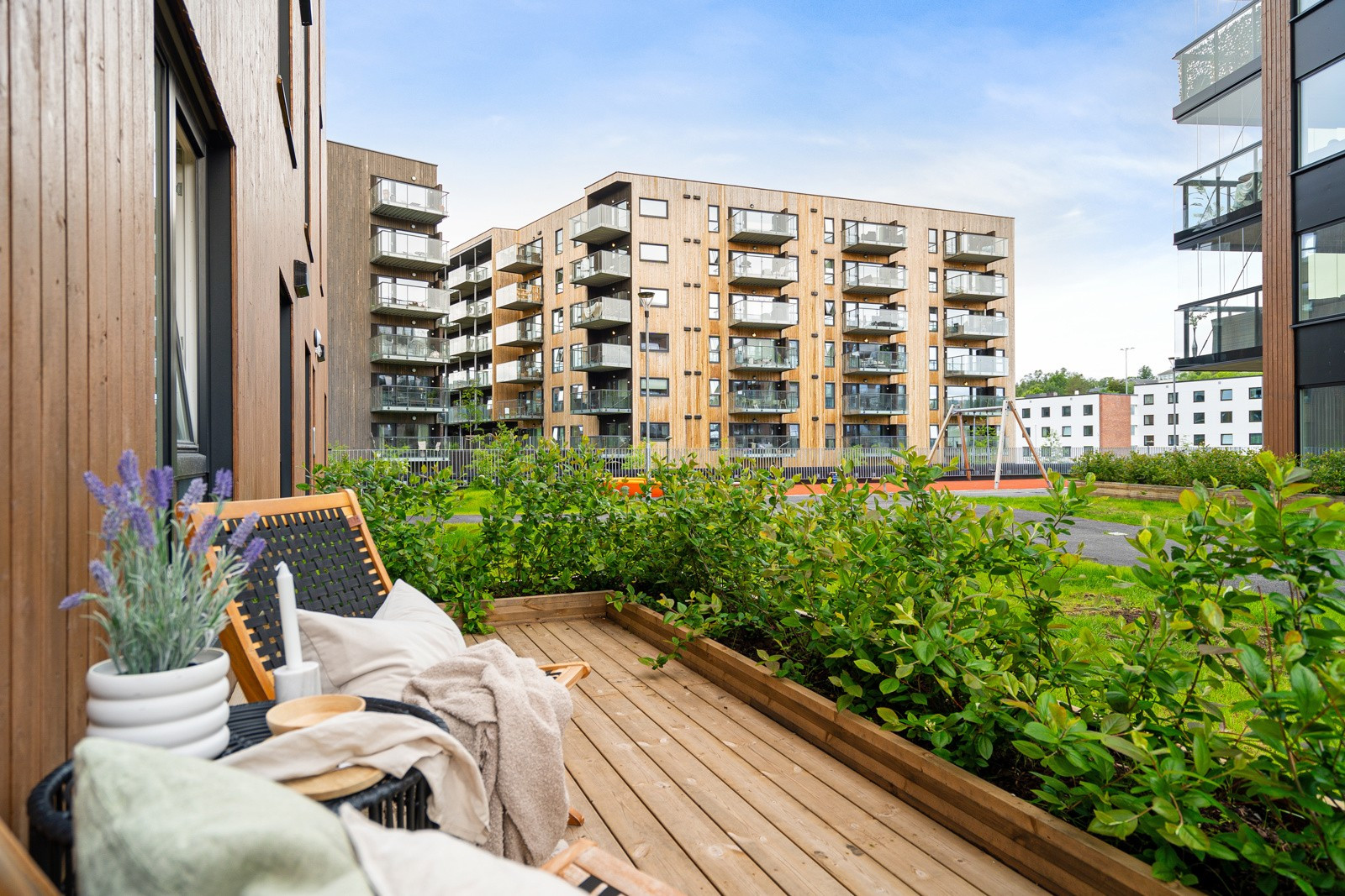 Fra stuen er det utgang til markterrasse. Beplantet med prydbusker rundt.