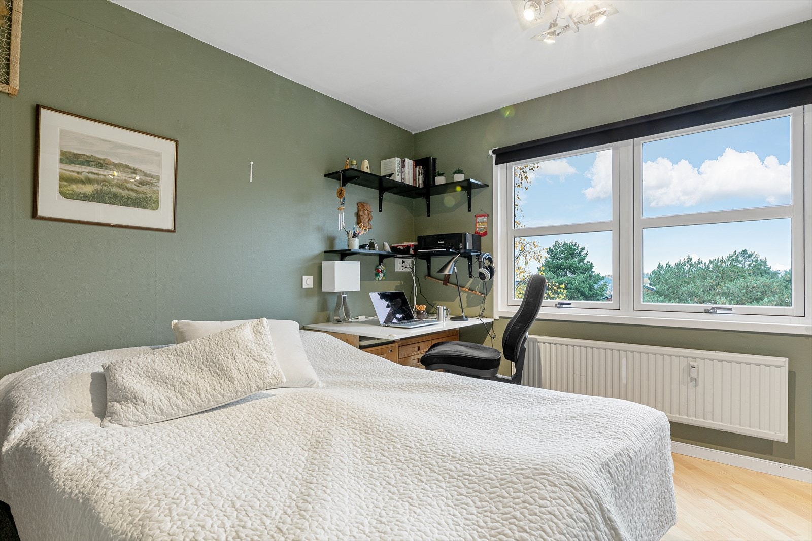 Soverom 2 har god plass til dobbeltseng, garderobeskap og kontor plass Galleribilde