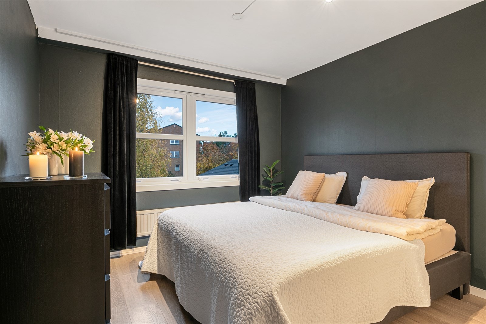 Hovedsoverom har god plass til dobbeltseng og andre møbler Galleribilde