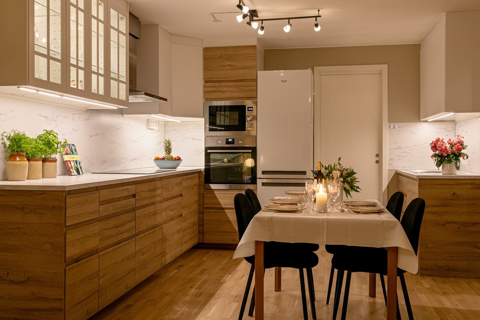 Romslig kjøkken med plass til spisebord Galleribilde