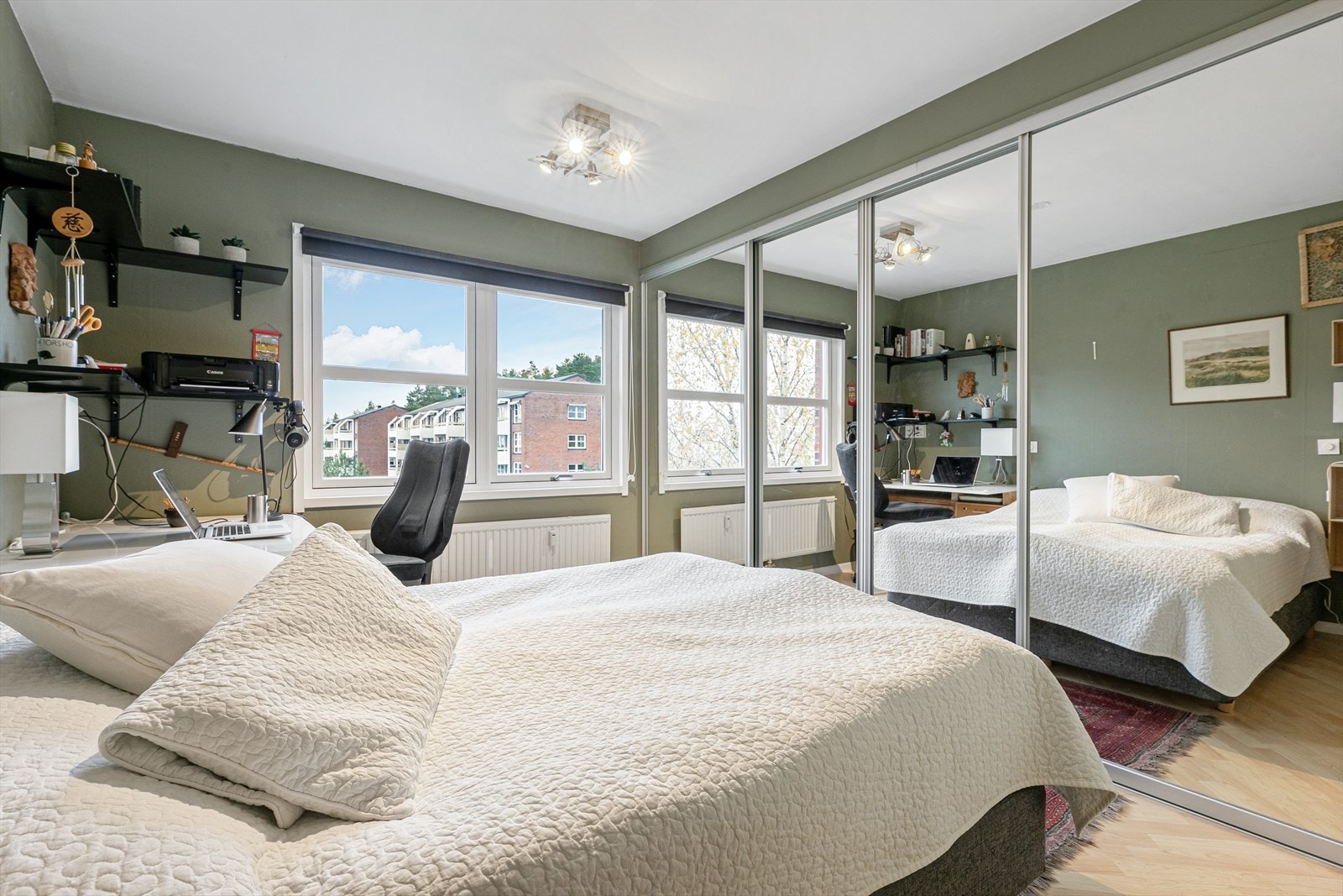 Soverommet har en stor skyvedørsgarderobe med store speilfronter, noe som gir god oppbevaringsplass til rommet. Rommet kan også brukes som hovedsoverom Galleribilde