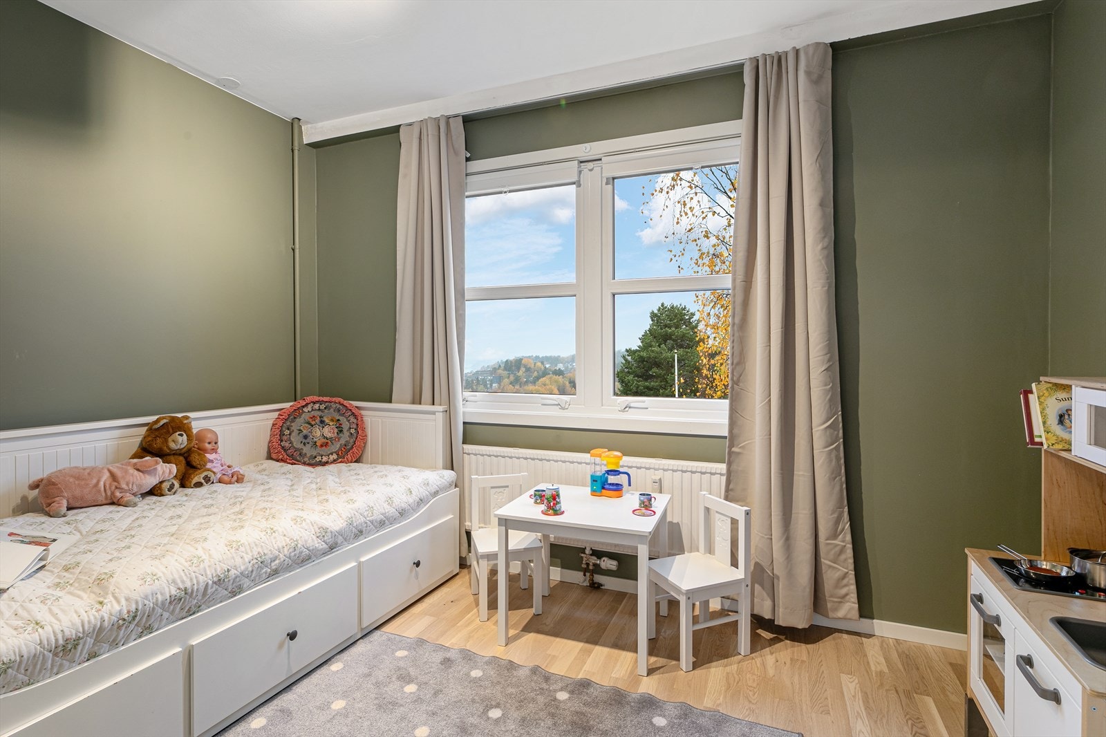 Soverom 3 er av god størrelse noe som gjør det ideelt og kan brukes som gjesterom/barnerom eller kontor Galleribilde