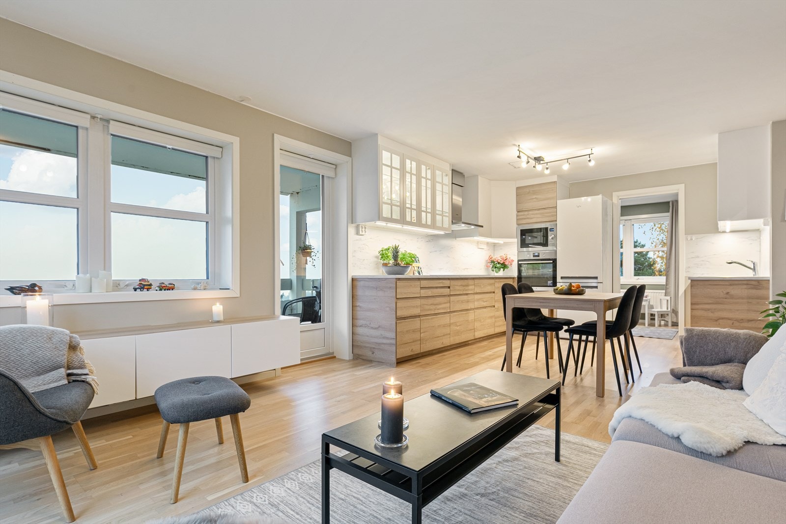 God plass til sofakrok og ulike møblementer Galleribilde