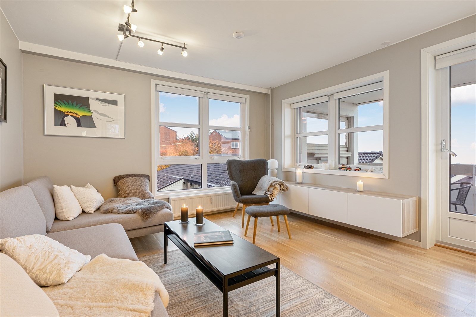 Romslig og lys stue med utgang til balkong Galleribilde