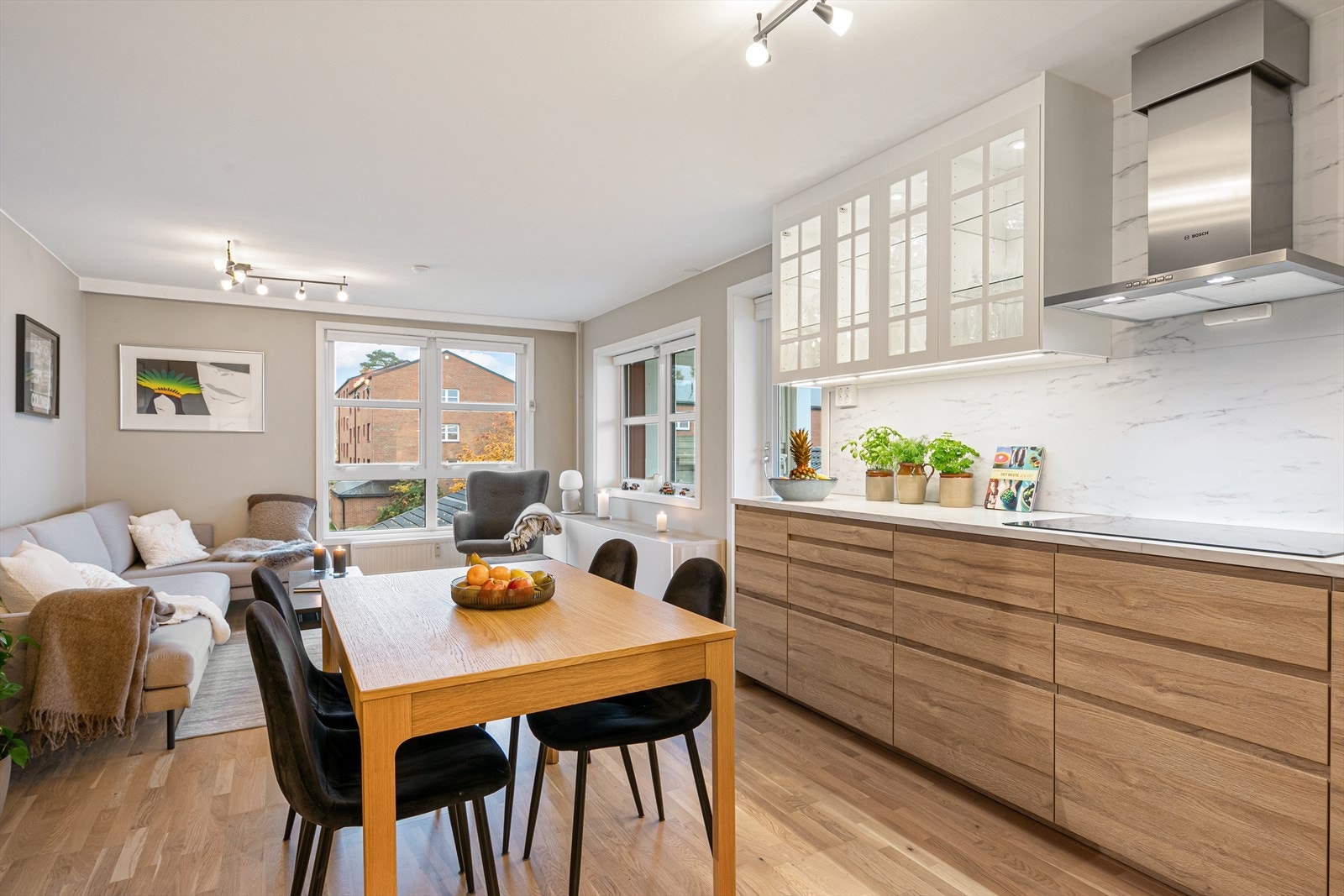 Åpen kjøkkenløsning gir en luftig atmosfære Galleribilde