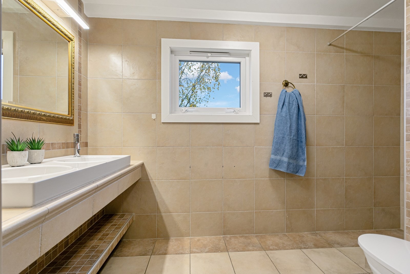 Rommet er innredet med dusjnisje, toalett og 2 servanter Galleribilde