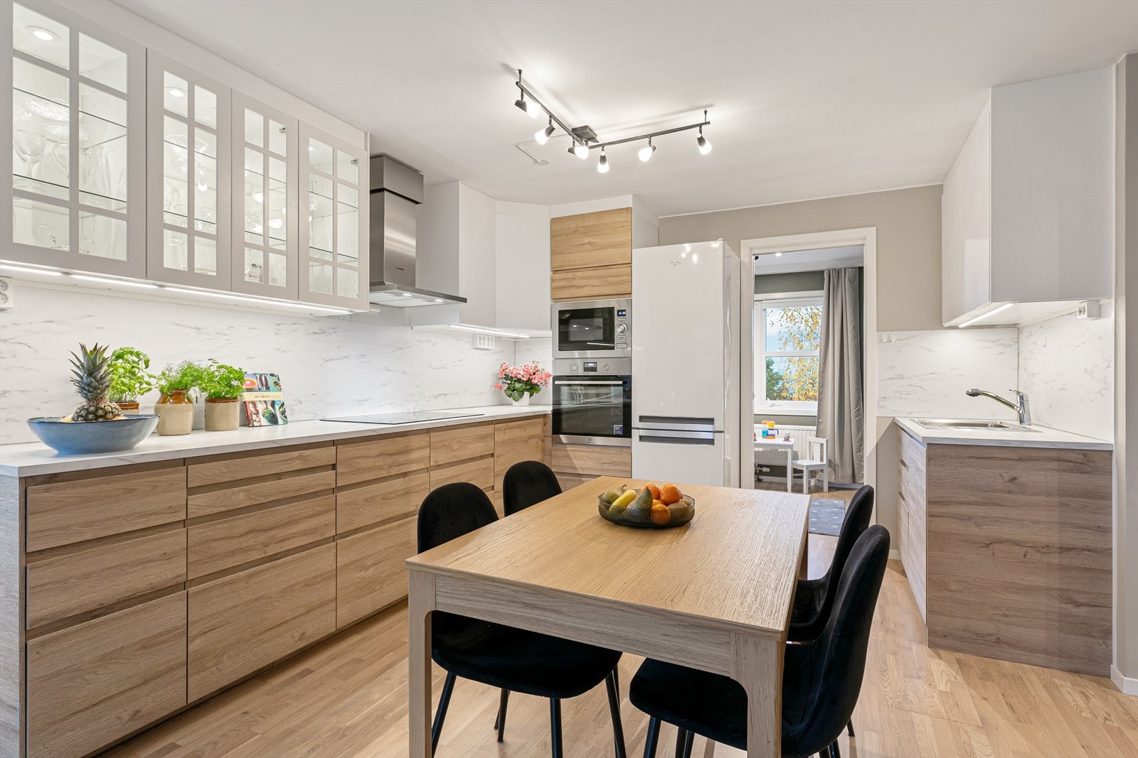 Pent kjøkken med moderne detaljer Galleribilde