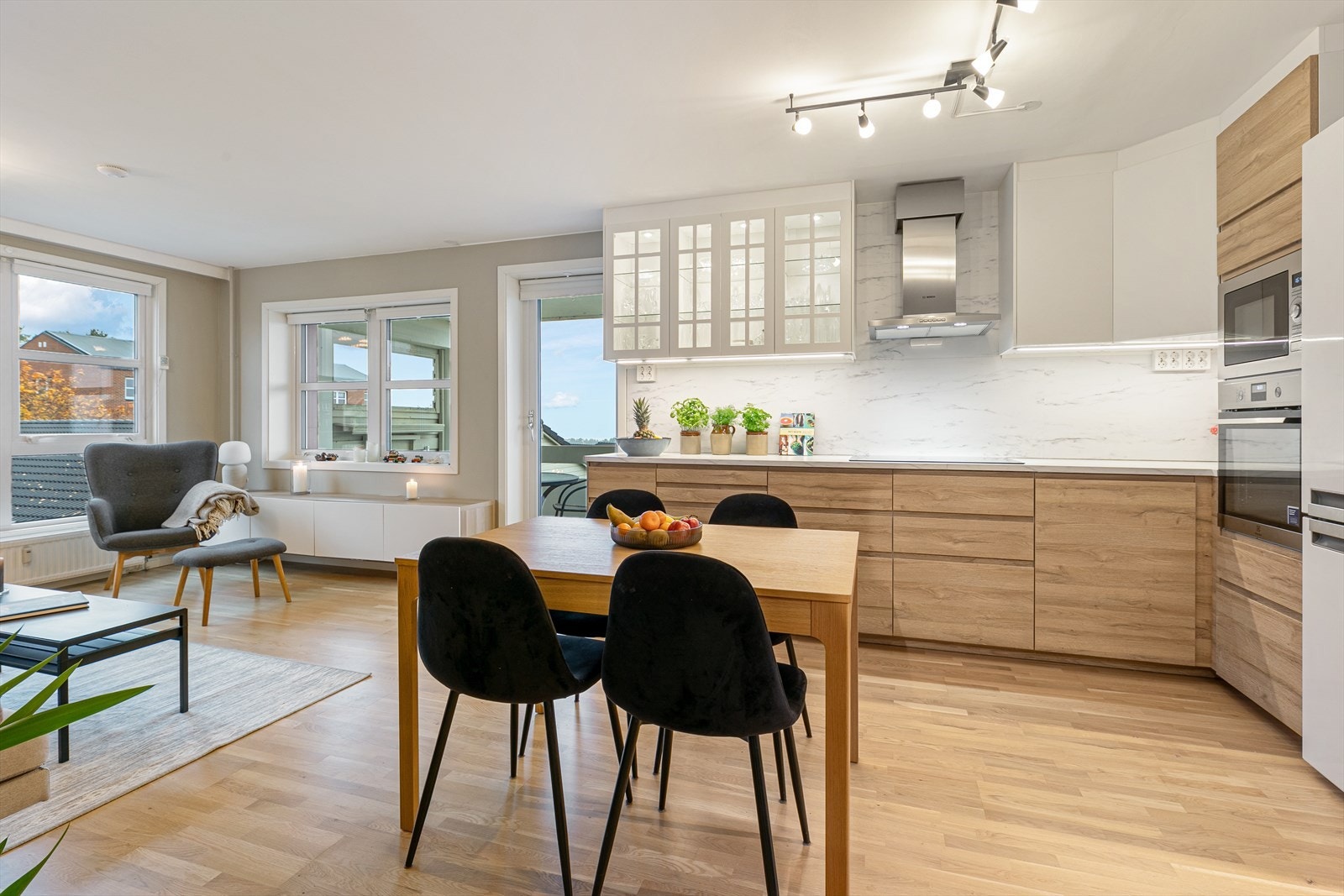 Moderne kjøkken med rikelig skap- og benkeplass samt oppbevaring Galleribilde