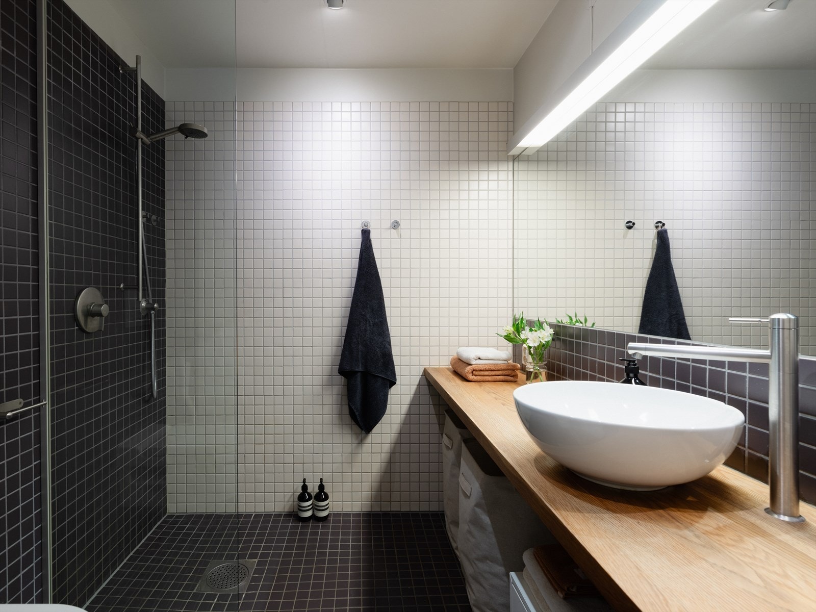 Pent, flislagt baderom med varme i gulvet og downlights i himling. Galleribilde