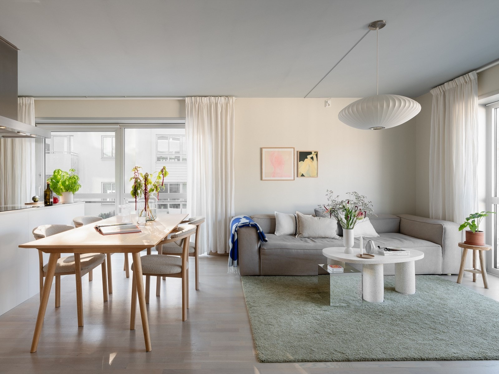 Leiligheten er malt i delikate og tidsriktige farger. Galleribilde