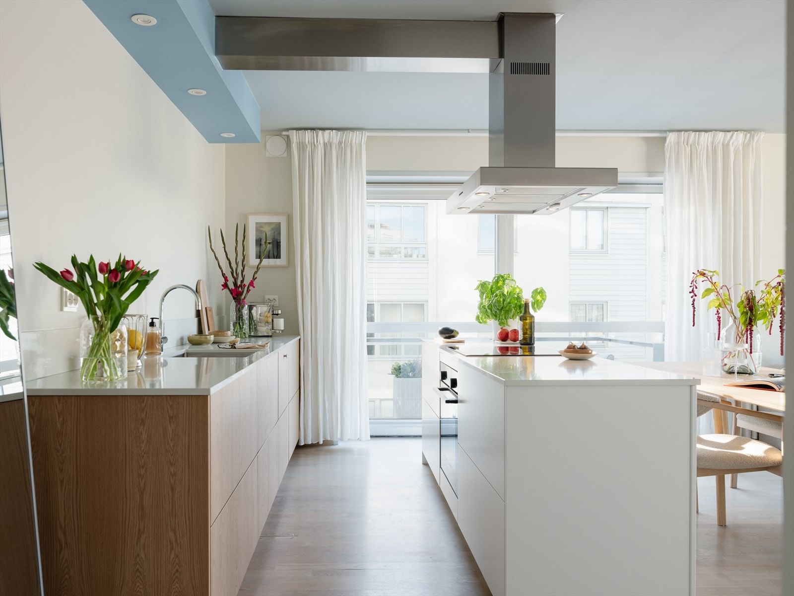 Praktisk kjøkken med moderne innredning. Galleribilde
