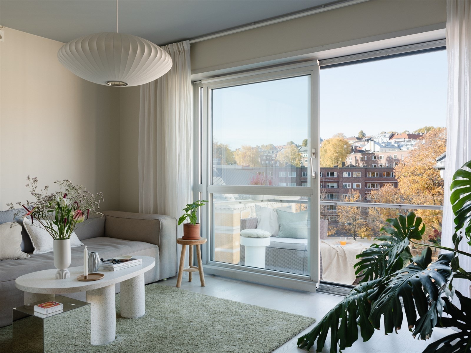Leiligheten har en sydvendt balkong på 4 kvm, og en vestvendt balkong på 4 kvm. Galleribilde