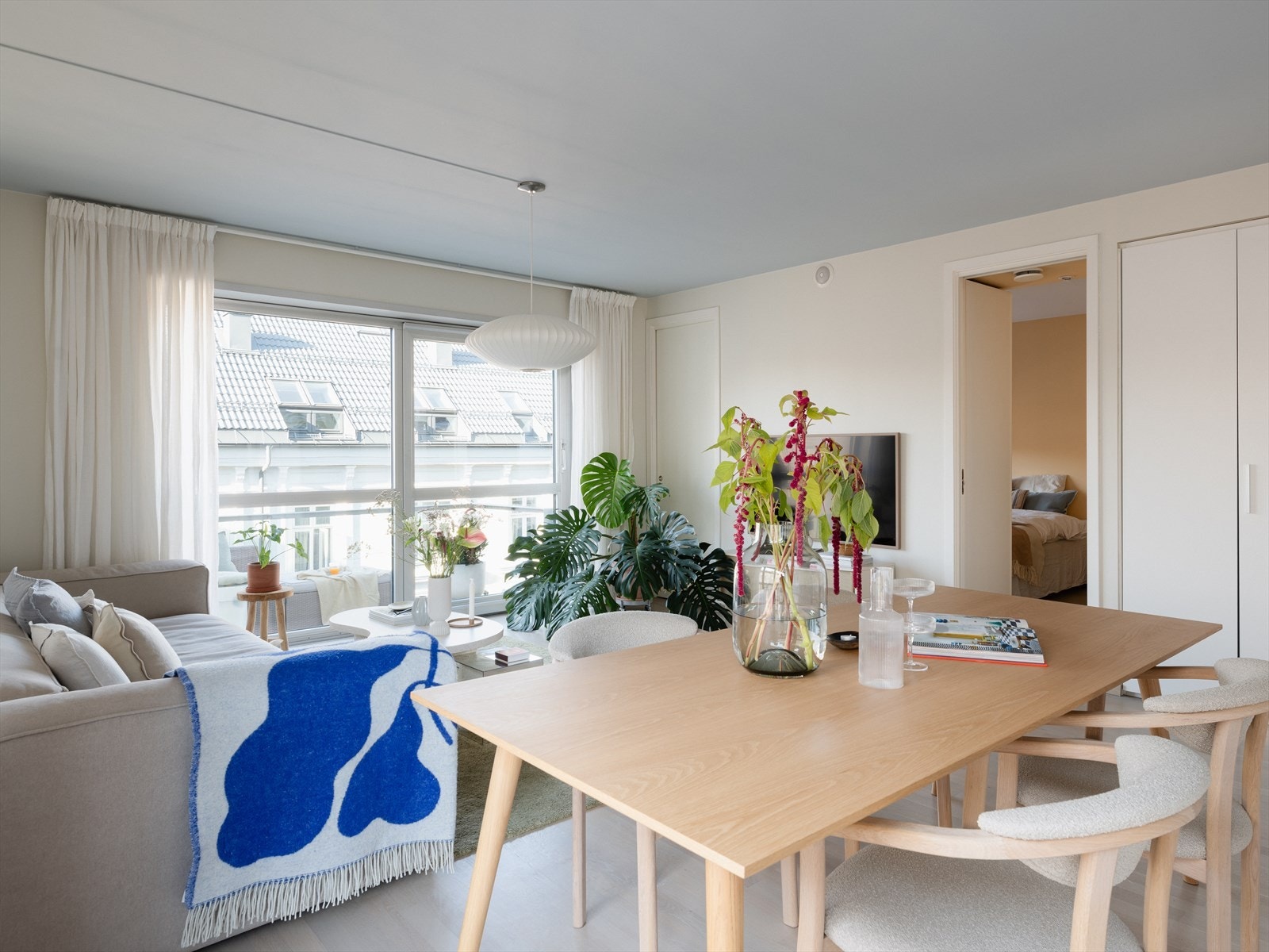 Lys og hyggelig stue med god plass til sofaseksjon med tilhørende møblement, TV-benk og spisebord. Galleribilde