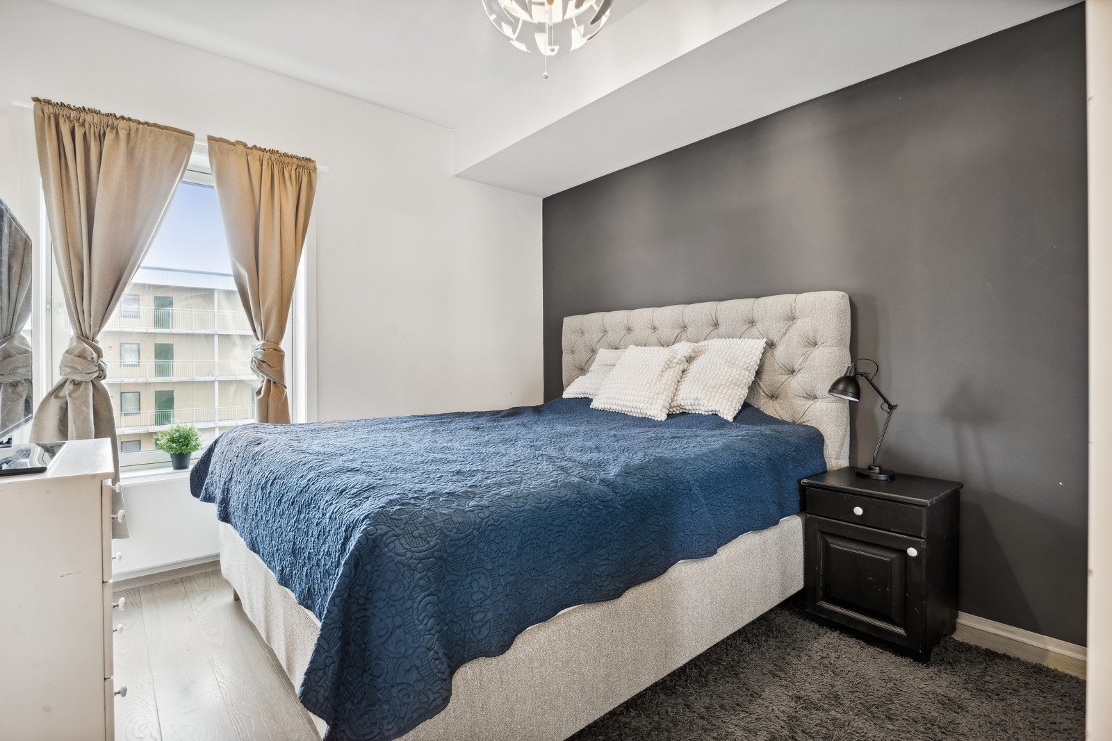 Soverommet er på ca. 11 kvm. og har rikelig med plass til en dobbeltseng og annet møblement. Galleribilde