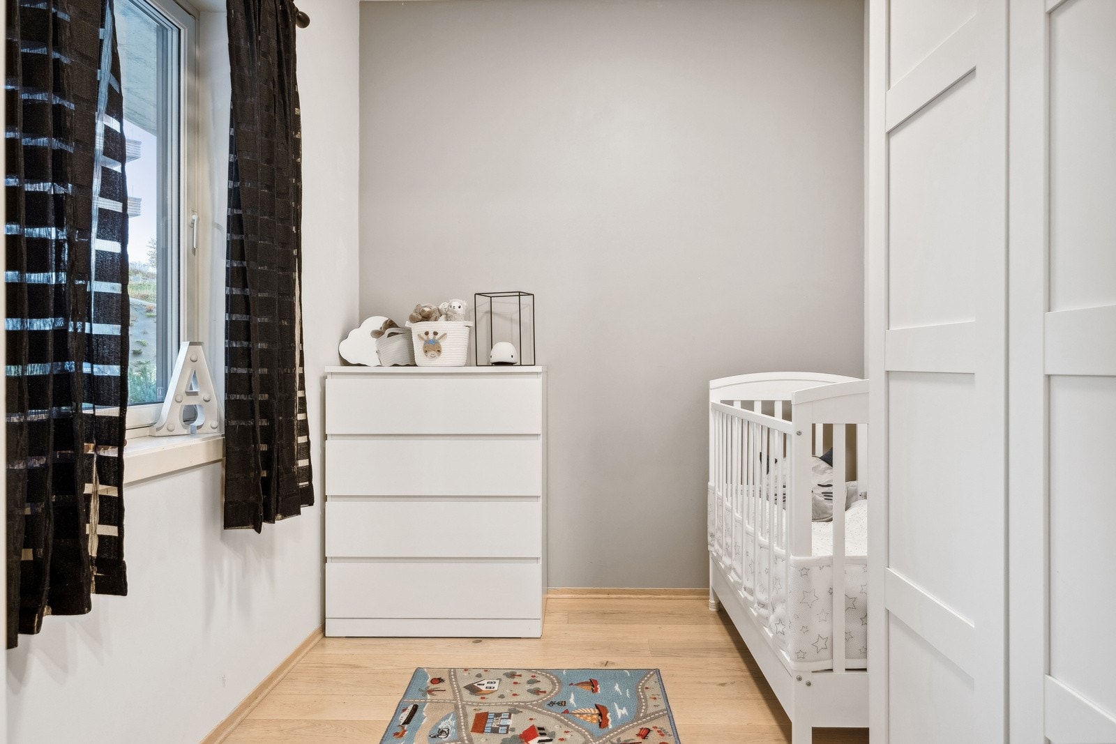 Soverom 2. er på 6 kvm. og er i dag innredet som et barnerom. Galleribilde