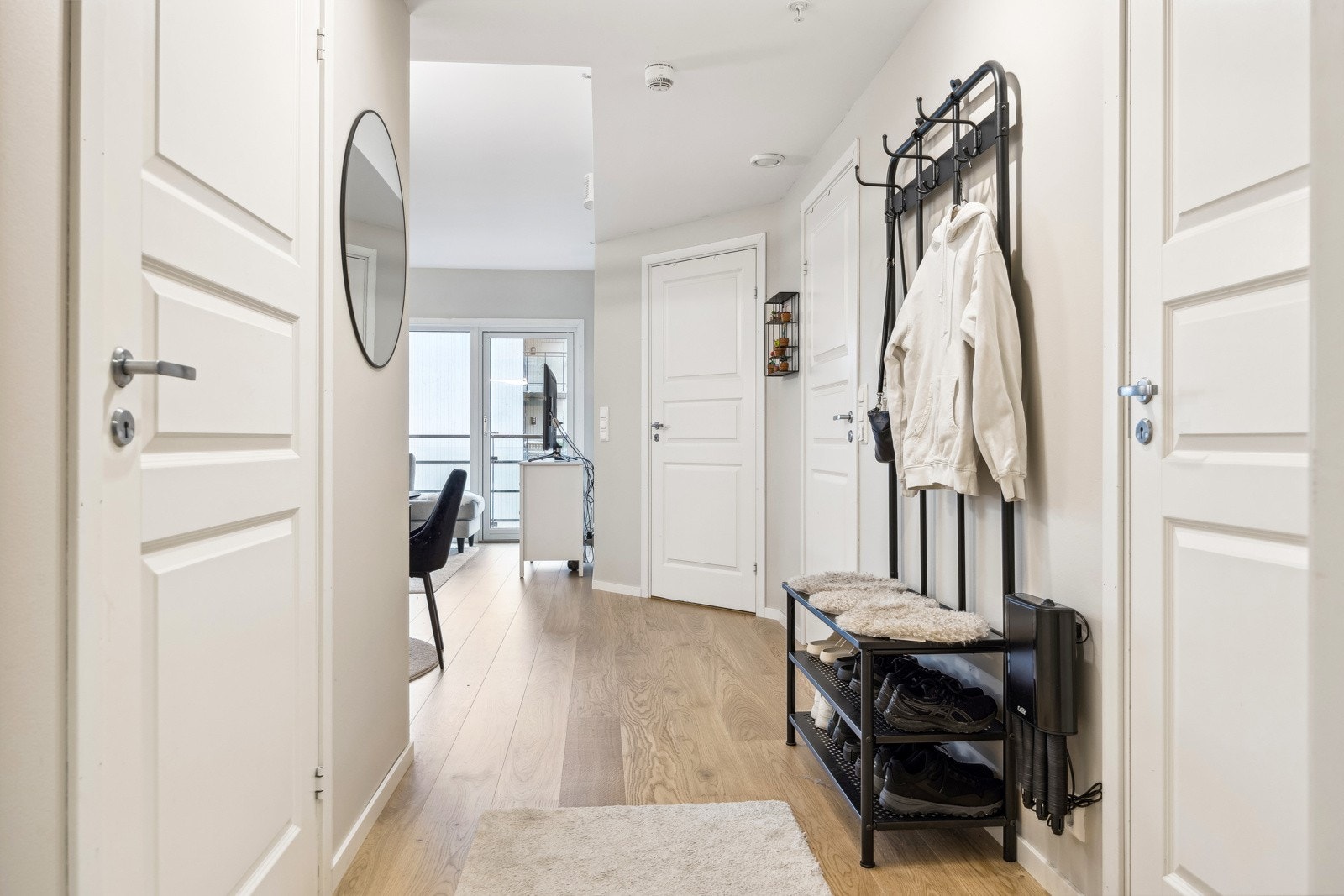 Leiligheten har en innbydende gang på 3 kvm med god plass til å henge fra seg yttertøy. Galleribilde