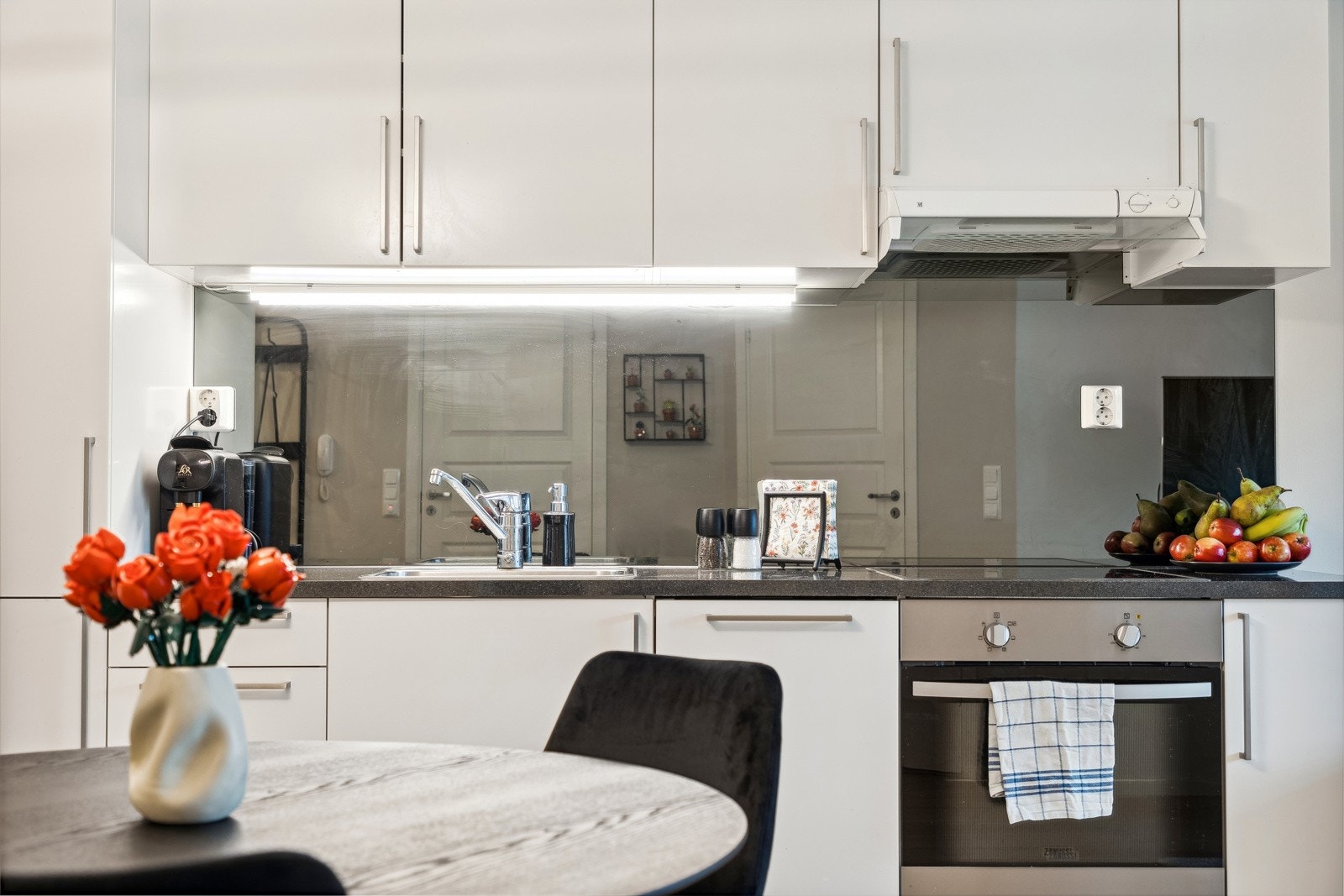 Kjøkkeninnredning med glatte fronter fra byggeår. Galleribilde