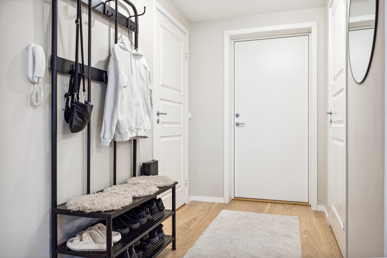 Fra leiligheten er det kort avstand til nærmeste busstopp hvor det er et godt utvalg av hyppige avganger. Galleribilde