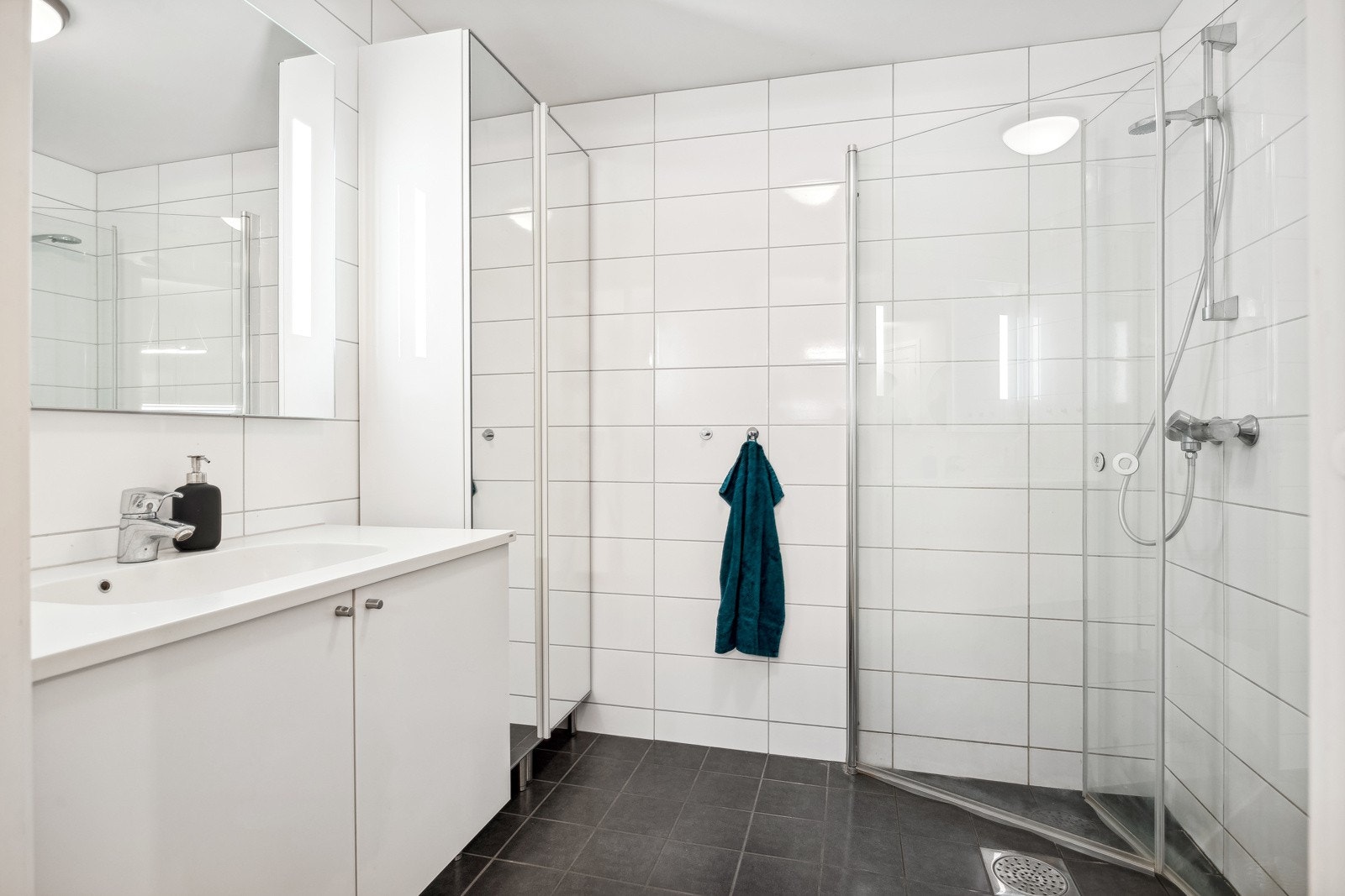 Elektriske varmekabler på flislagt baderomsgulv. Galleribilde