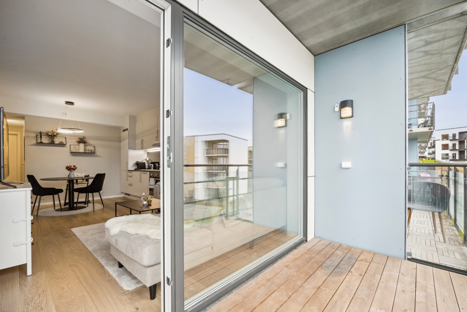 Fra stuen er det utgang til en lekker balkong på ca. 6 kvm. Galleribilde