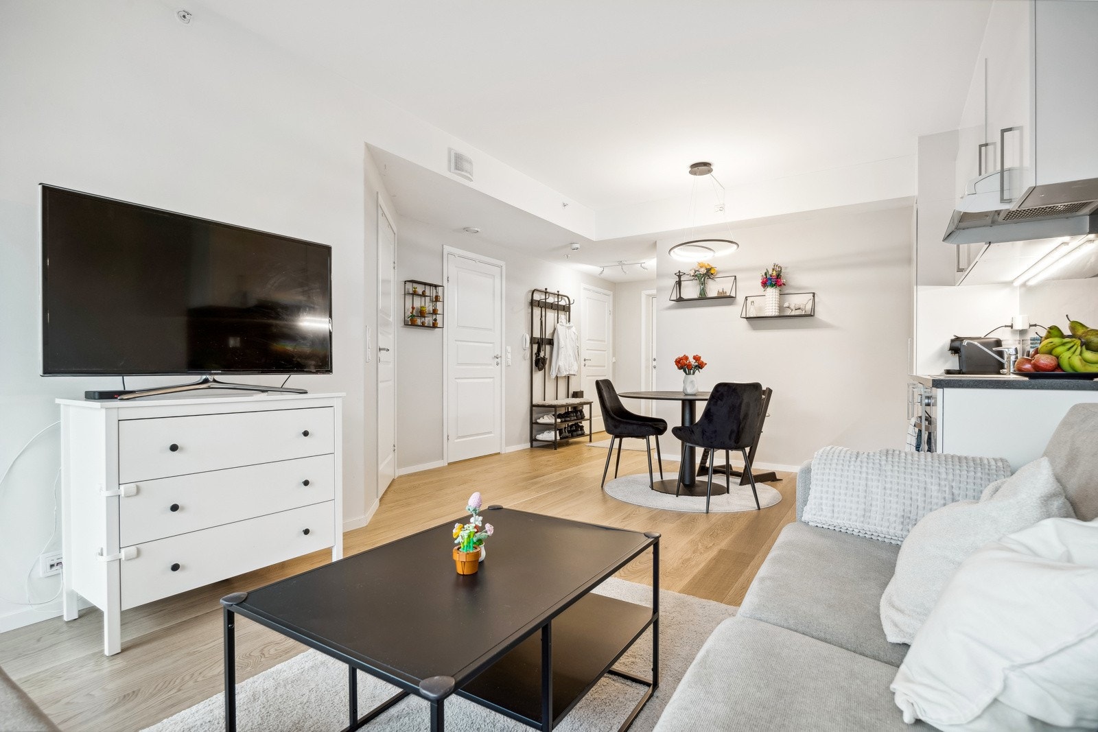 Stuen og kjøkken ligger i en praktisk åpen løsning på totalt 22,6 kvm. Galleribilde