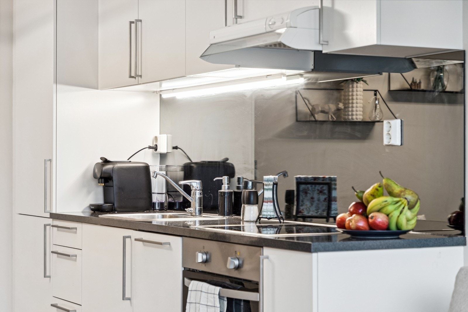 På kjøkkenet er det rikelig med både skap- og benkeplass. Galleribilde