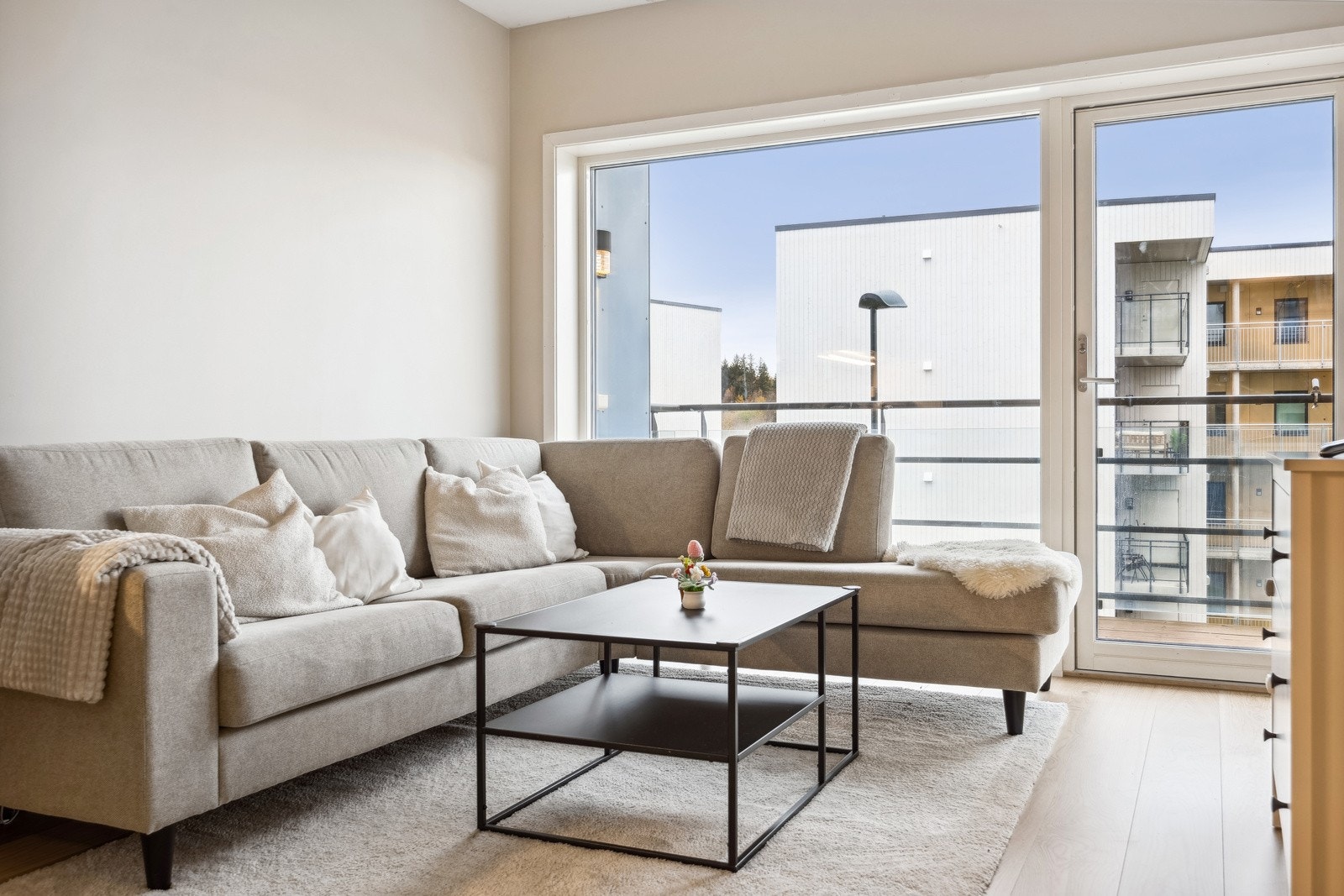 Stuen er malt i tidløse lyse farger noe som gir en behagelig atmosfære. Galleribilde