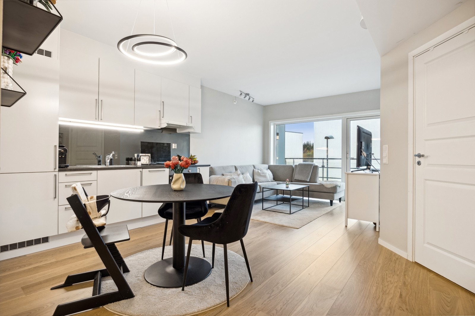 I overgang stue/kjøkken så finner spisegruppen sin naturlige plassering. Galleribilde