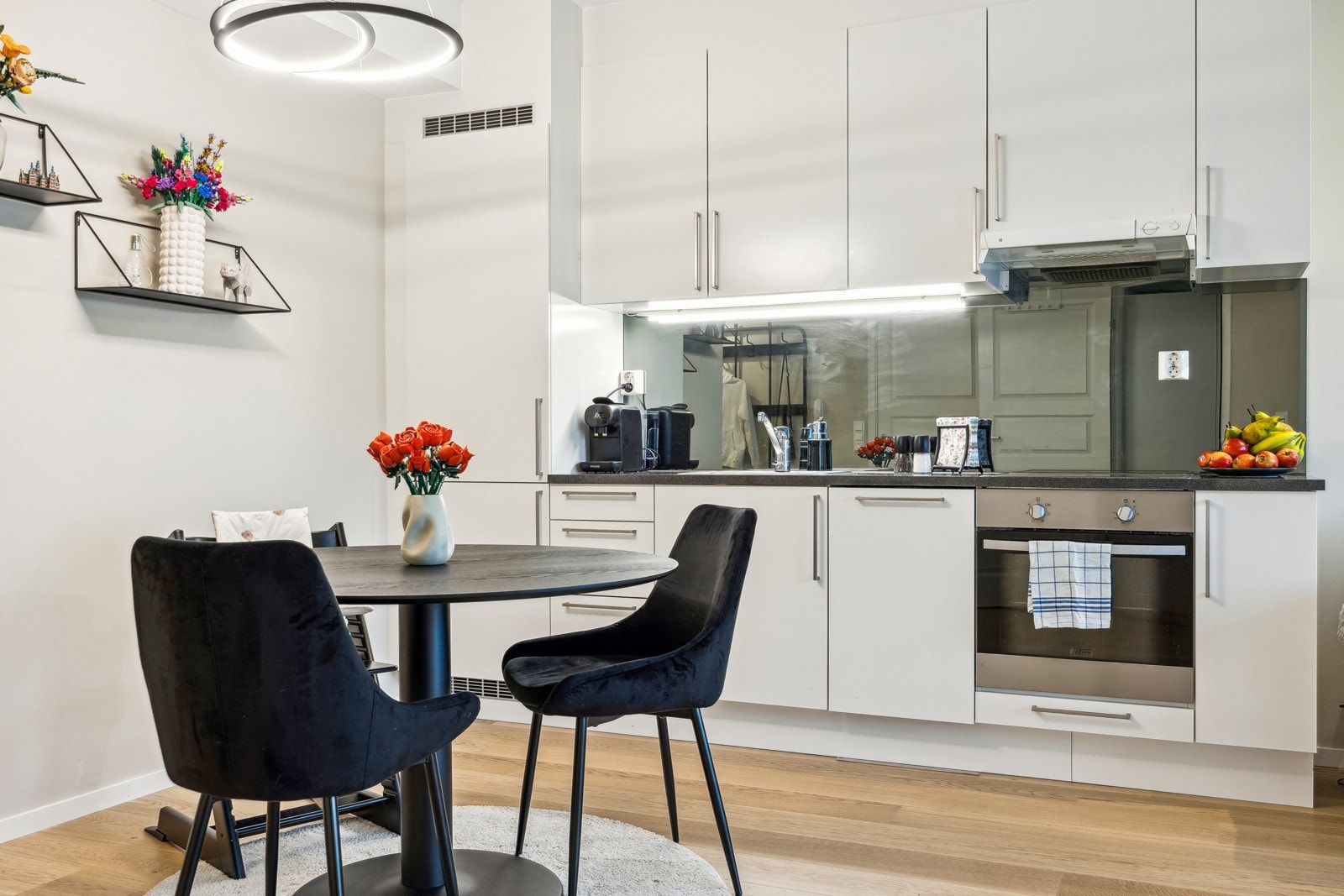 Planløsningen gjør matlaging sosialt og servering enkelt. Galleribilde