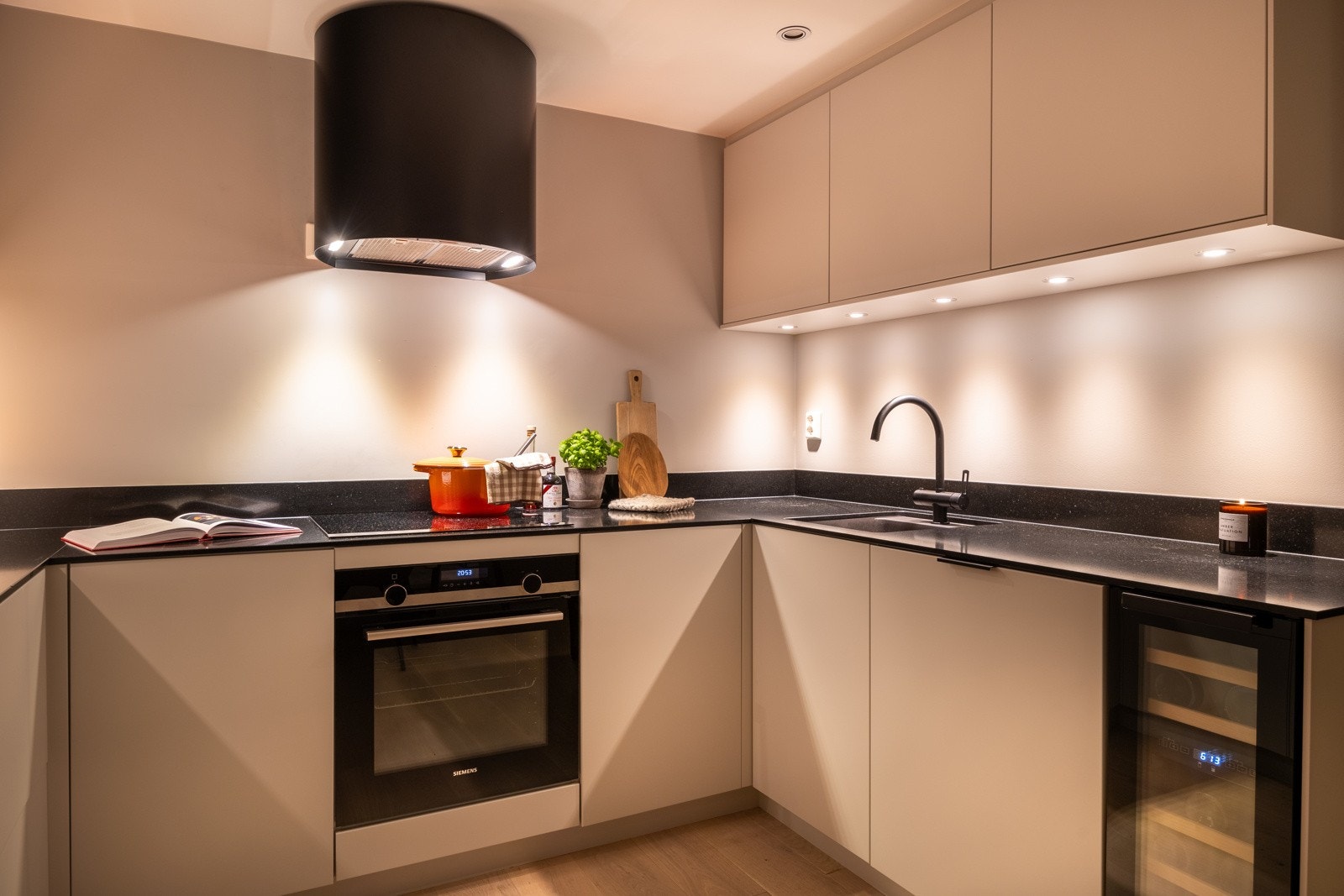 Mekanisk kjøkkenventilator tilknyttet avtrekkskanal. Galleribilde