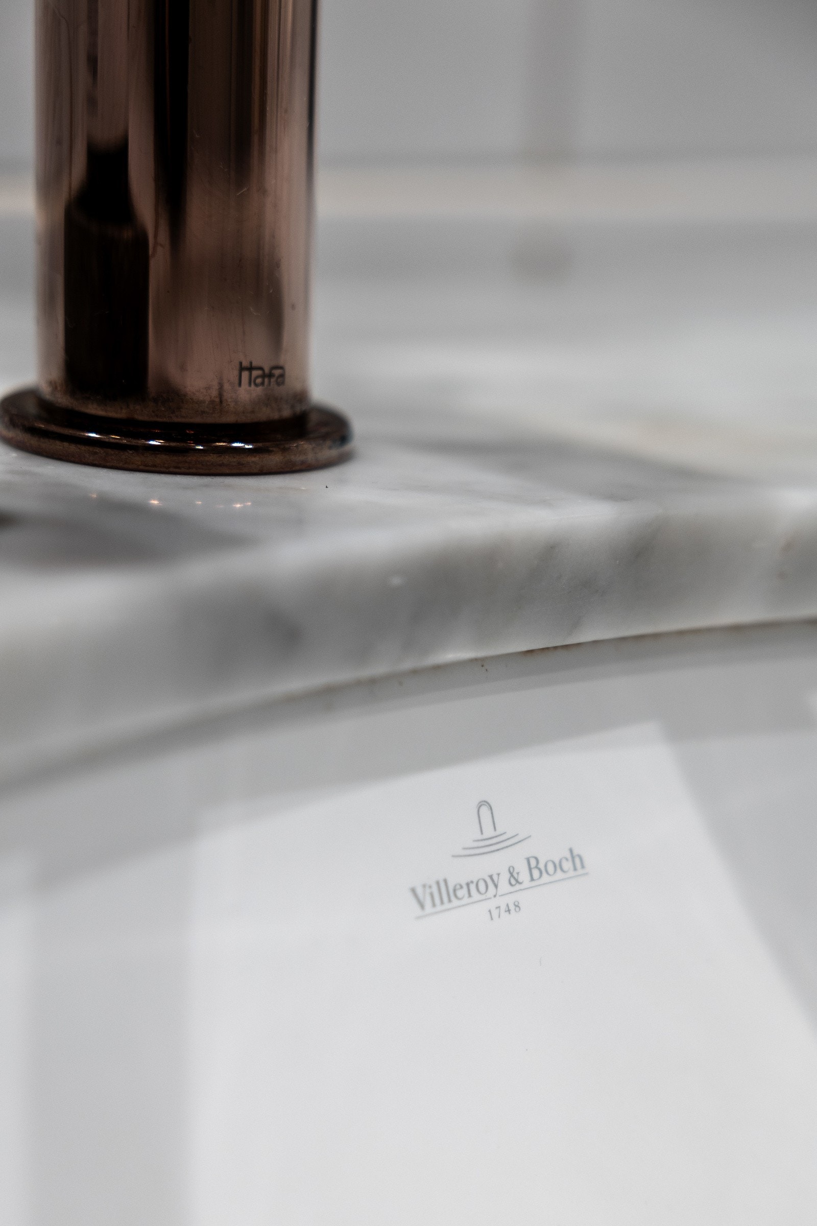 Underlimit servant fra Villeroy & Boch på marmor benkeplate. Galleribilde