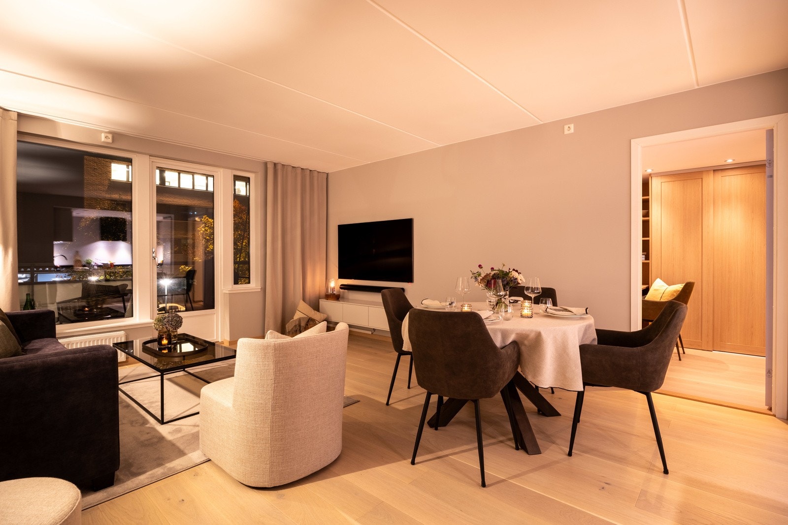 Leiligheten er belagt med en-stavs parkettgulv fra 2021. Galleribilde