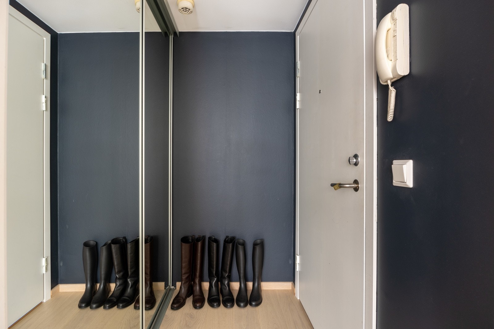 Entré med stor skyvedørsgarderobe med speilfronter. Galleribilde